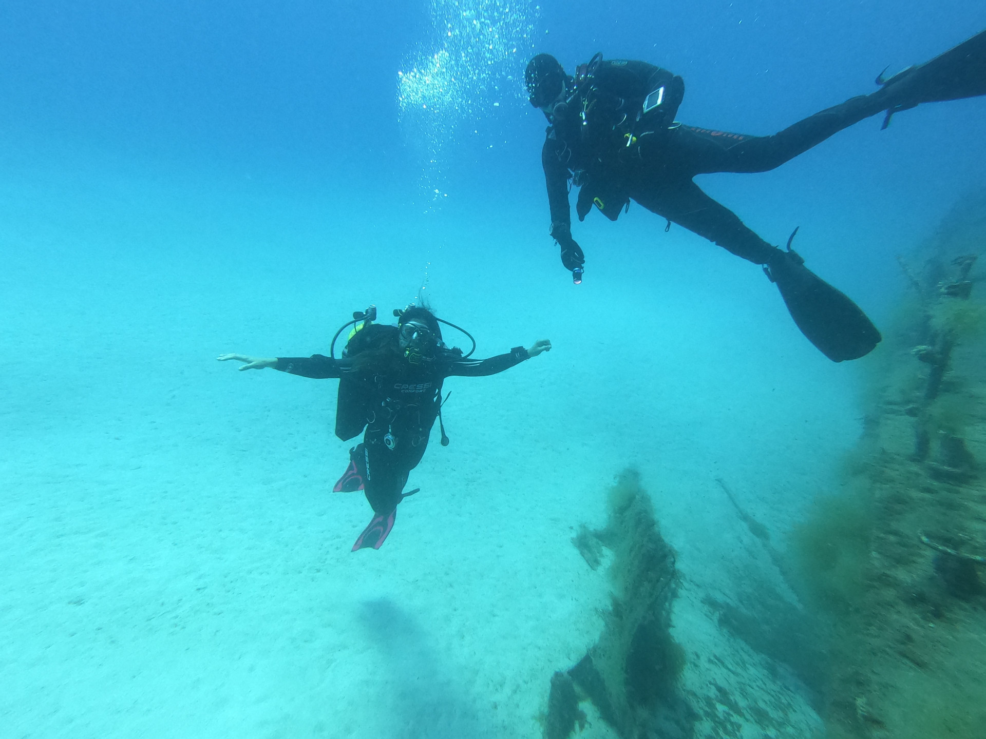 Taucher beim Abtauchen in Gozo
